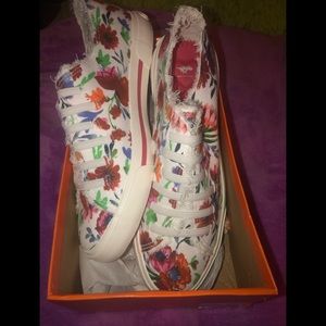 Floral sneakers 🛍🌸🌺🌸🌻